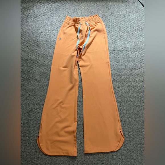 women’s figs shaka orange scrub set - Picture 10 of 11